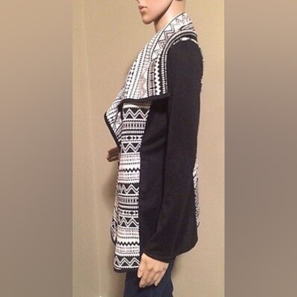 EN CREME AZTEC PRINT structurd Size M. Black and White Geometric Cardigan - Picture 2 of 8